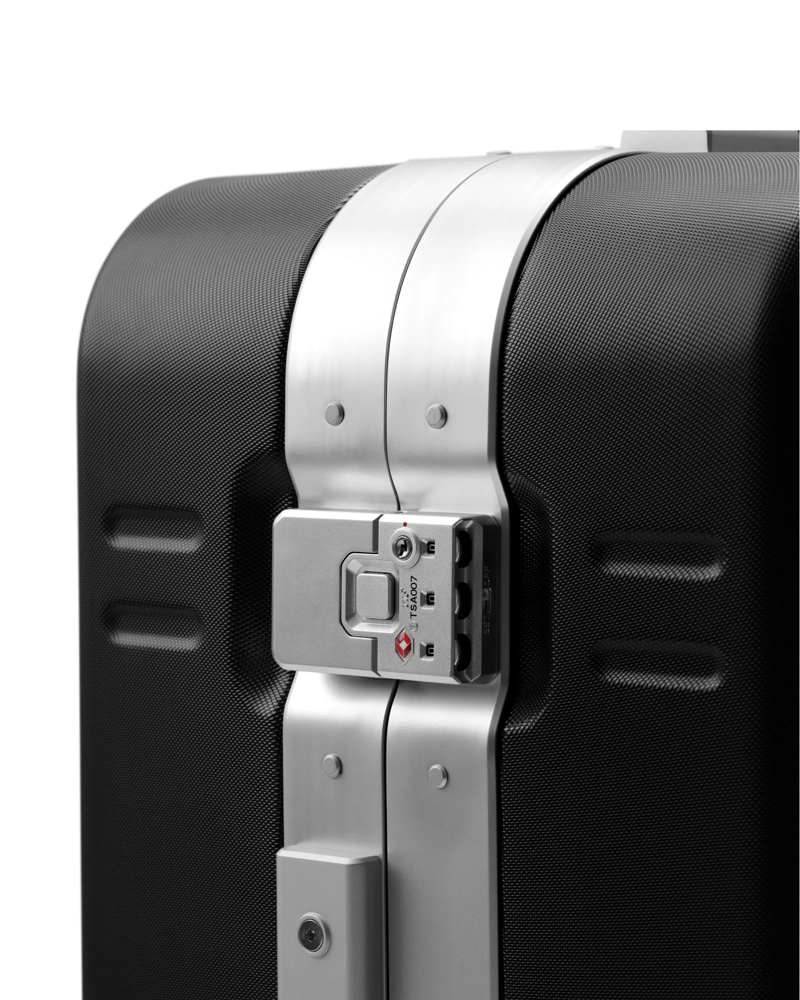 D_b_ Ramverk Pro Large Check In Spinner Luggage