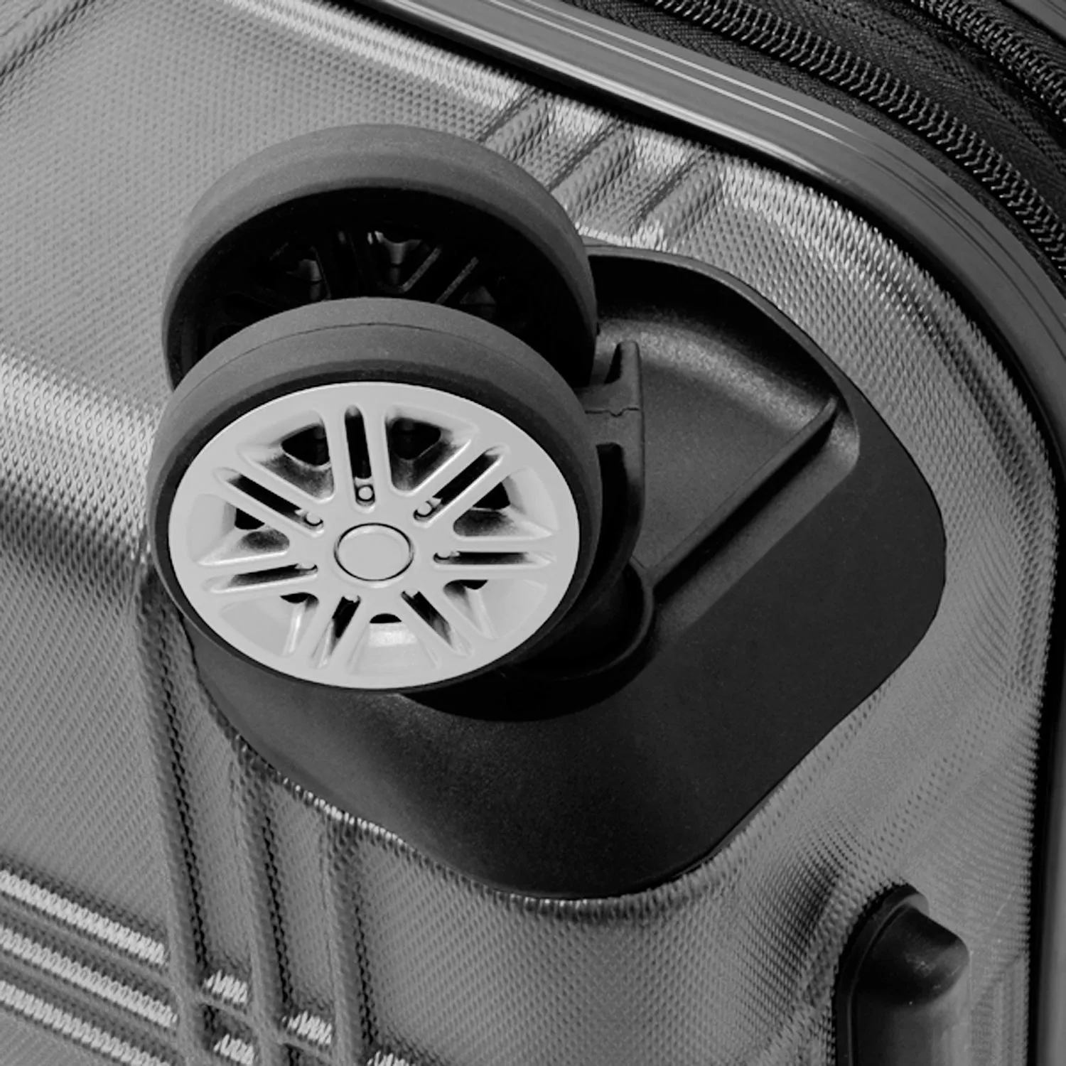 London Fog Kingsbury 21" 4-Wheel Carry-On Luggage