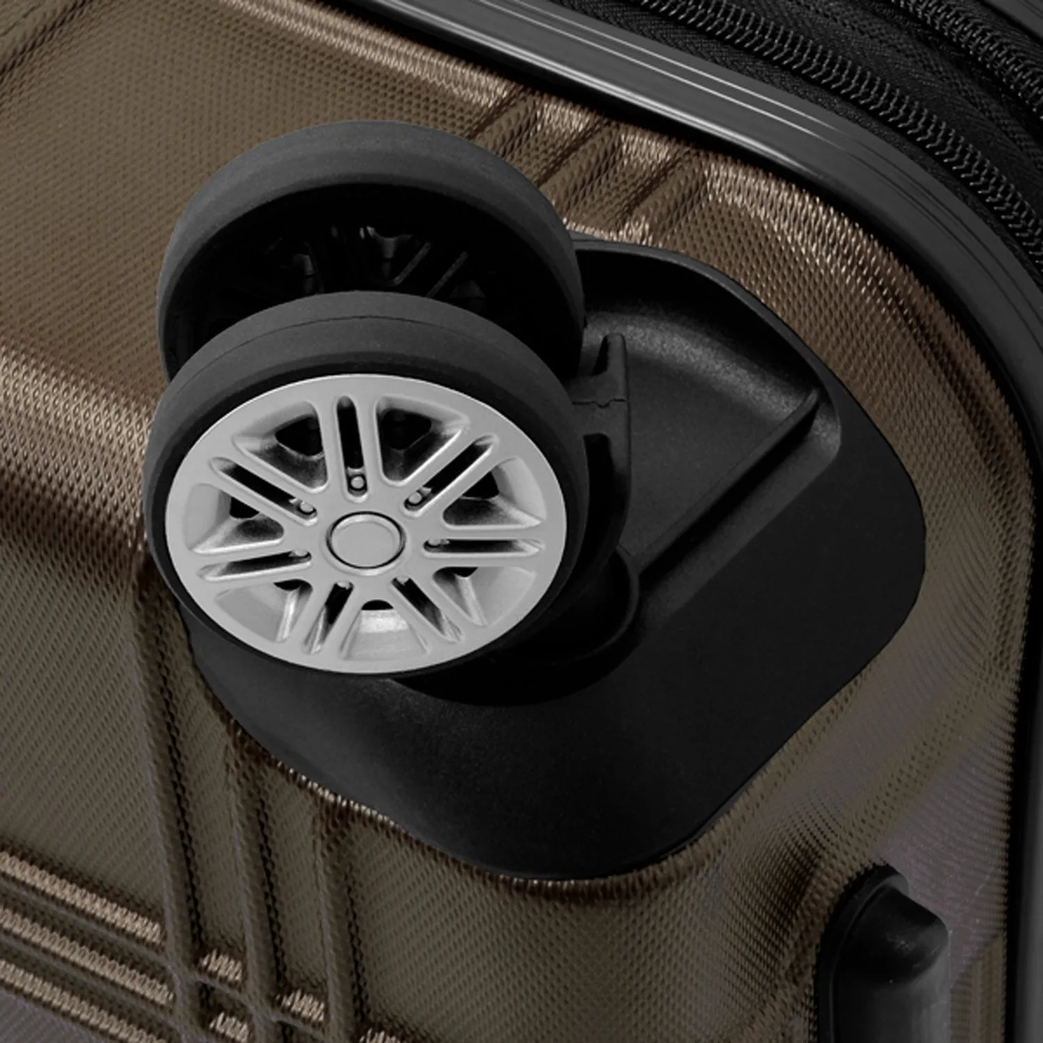 London Fog Kingsbury 21" 4-Wheel Carry-On Luggage