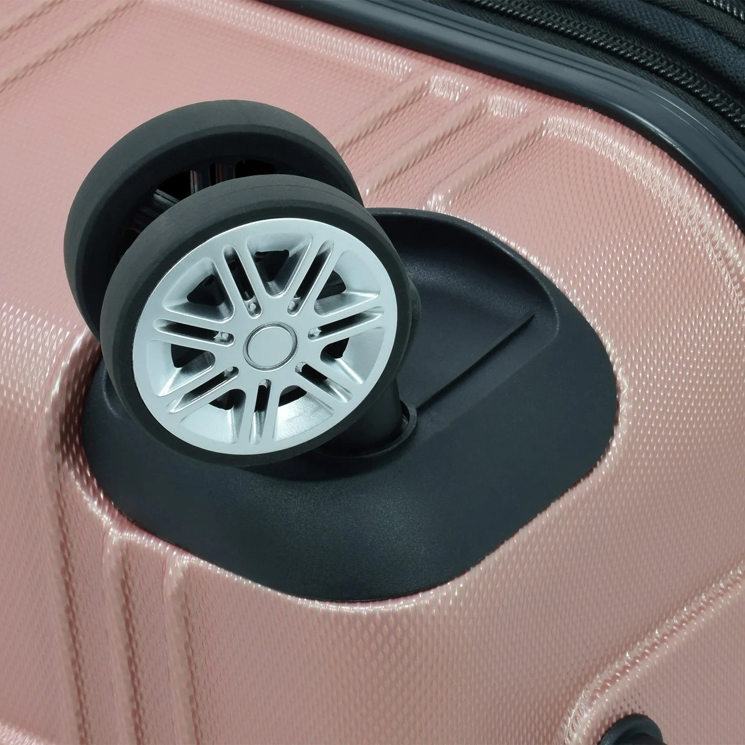 London Fog Kingsbury 21" 4-Wheel Carry-On Luggage