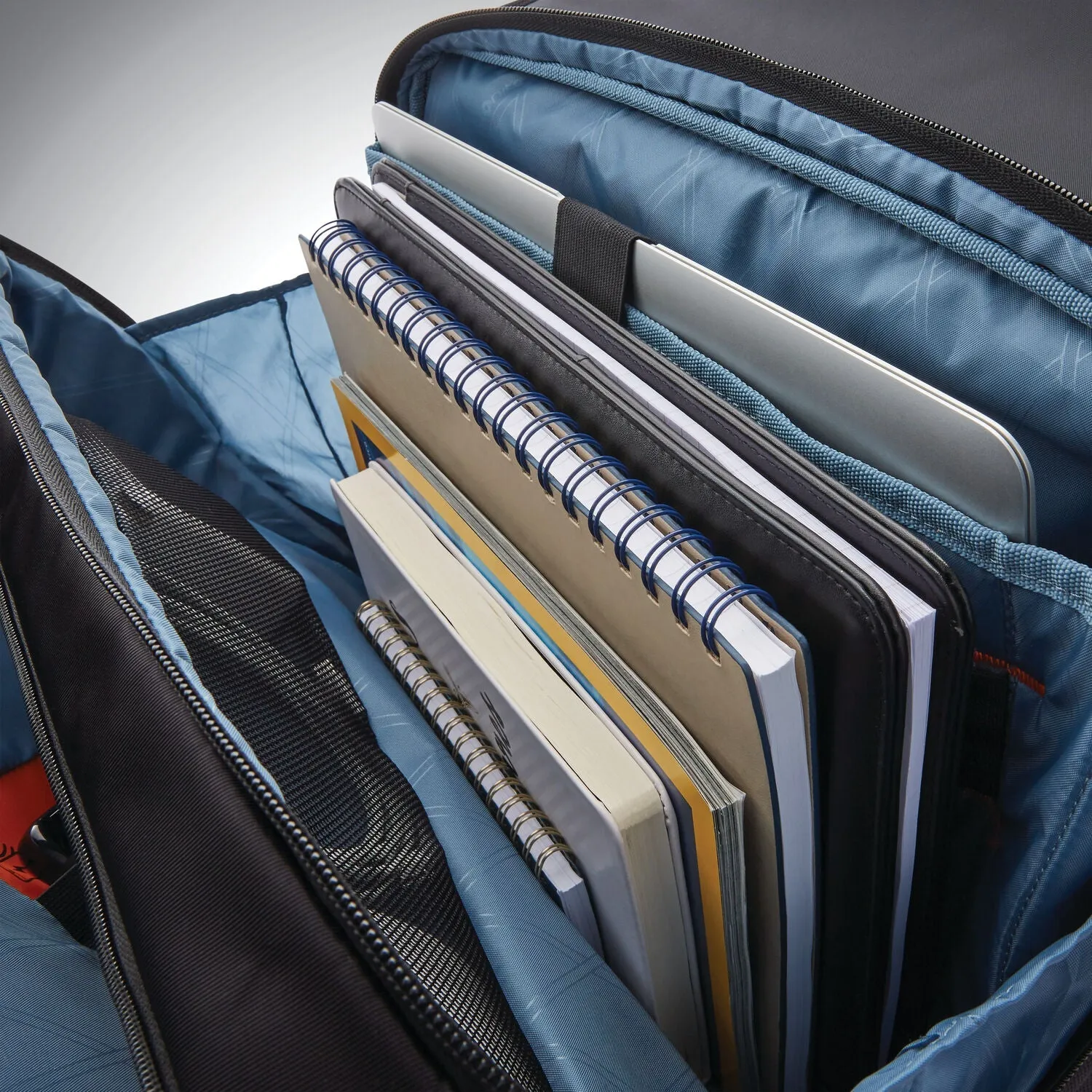 Samsonite Pro 15.6" Slim Messenger Black